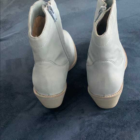 NWOT Blue Leather Western Ankle Boots with Zipper. - Picture 3 of 6